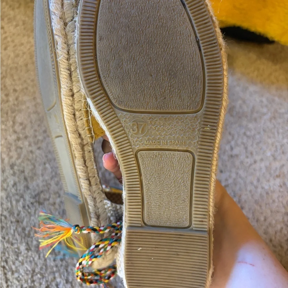 L’idea by Lori Yellow Suede Flat Espadrille Sandal Size 37. Retail $168